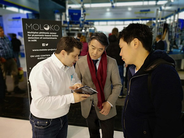 Milkline-partner-shows-MOLOKO-project-brochure-to-some-fair-visitors