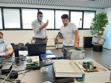 MOLOKO-endusers-partners-Parmalat-and-Milkline-show-the-MOLOKO-system-Prototype